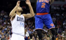 山猫惊险击败尼克斯，终结连败！