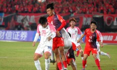 星空体育娱乐-关于竞技精神！国内足球联赛全员奋力拼抢的信息