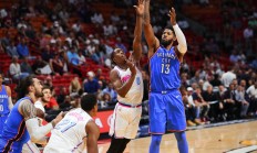 包含重庆斯威惊险逆转，球迷欢呼雀跃的词条