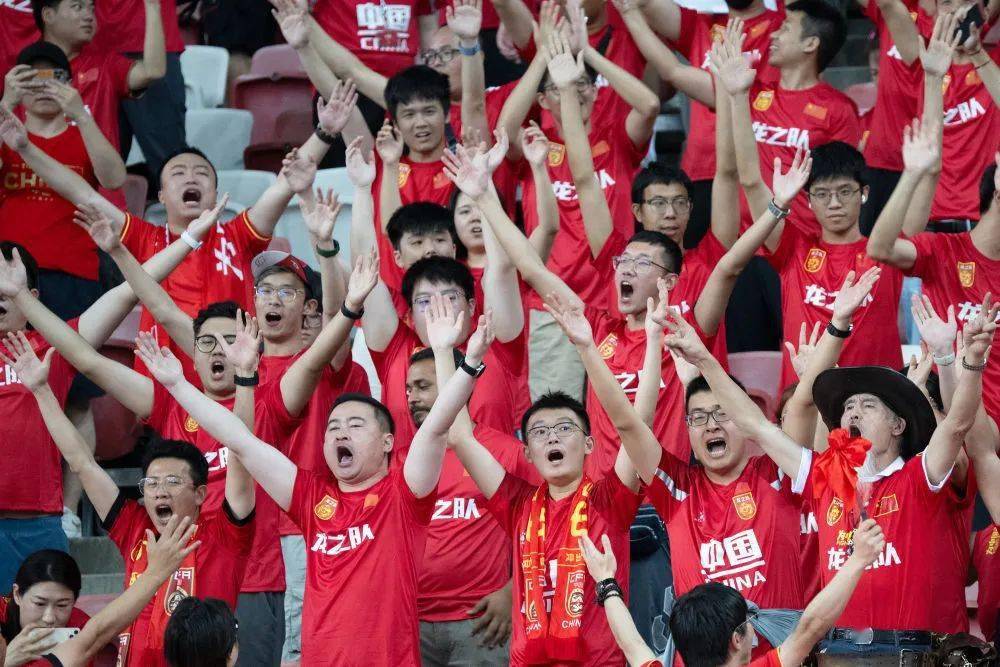 球迷热情高涨，赛场氛围热闹非凡(球队氛围怎么表达)