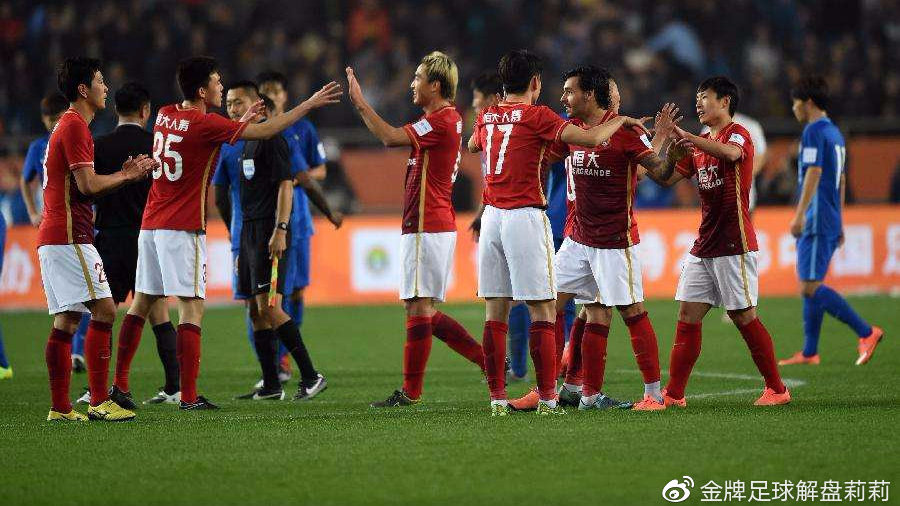 关于广州恒大淘宝主场大胜江苏苏宁，登顶积分榜的信息