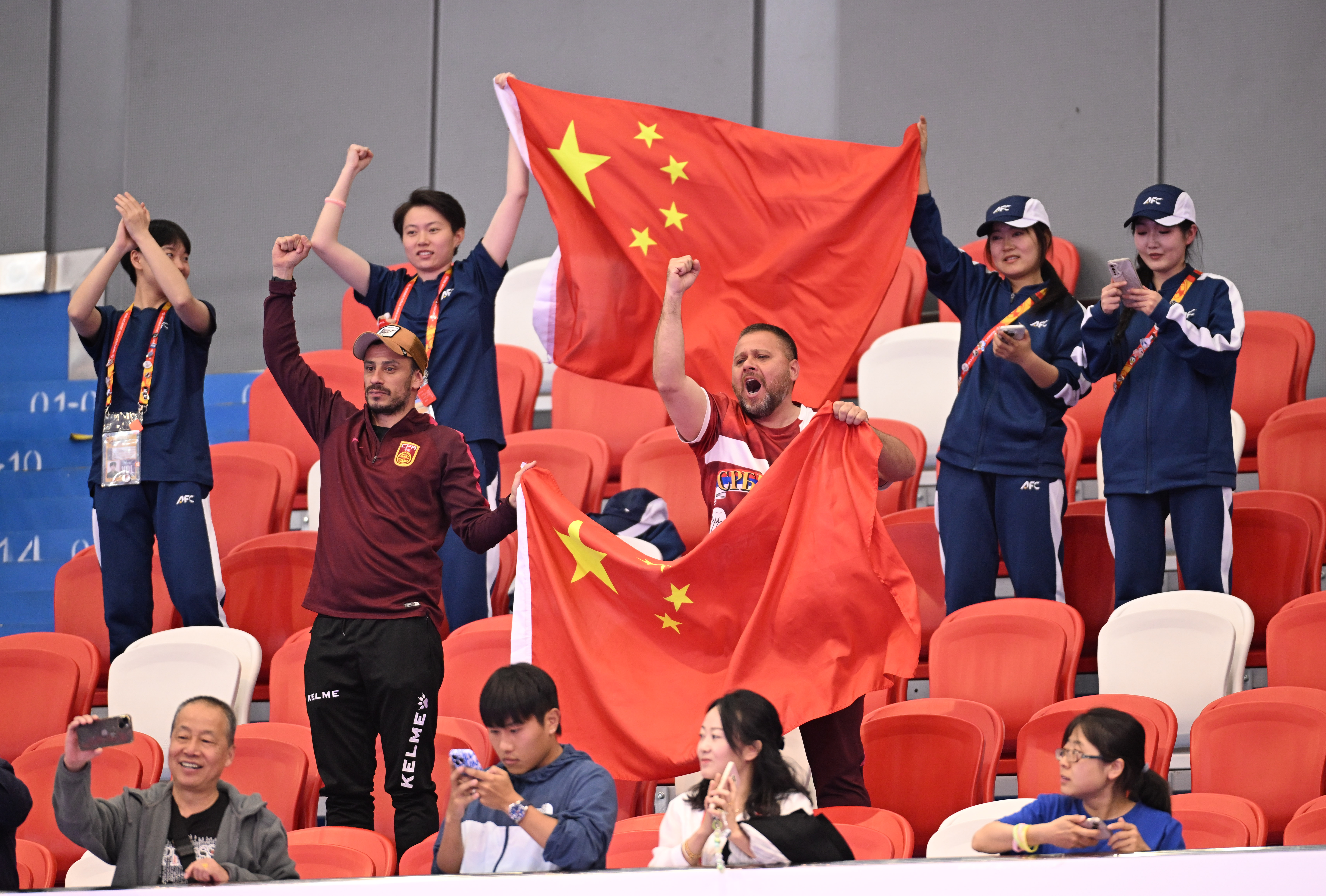 亚洲杯比赛中球队表现出色，赛场氛围火爆
