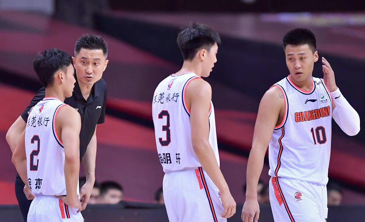 杭州绿城队发挥出色，击败昆明奔驰的简单介绍