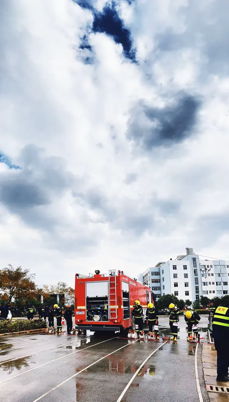 曲靖神勇队在场上展现顽强拼搏的精神，取得了胜利的简单介绍