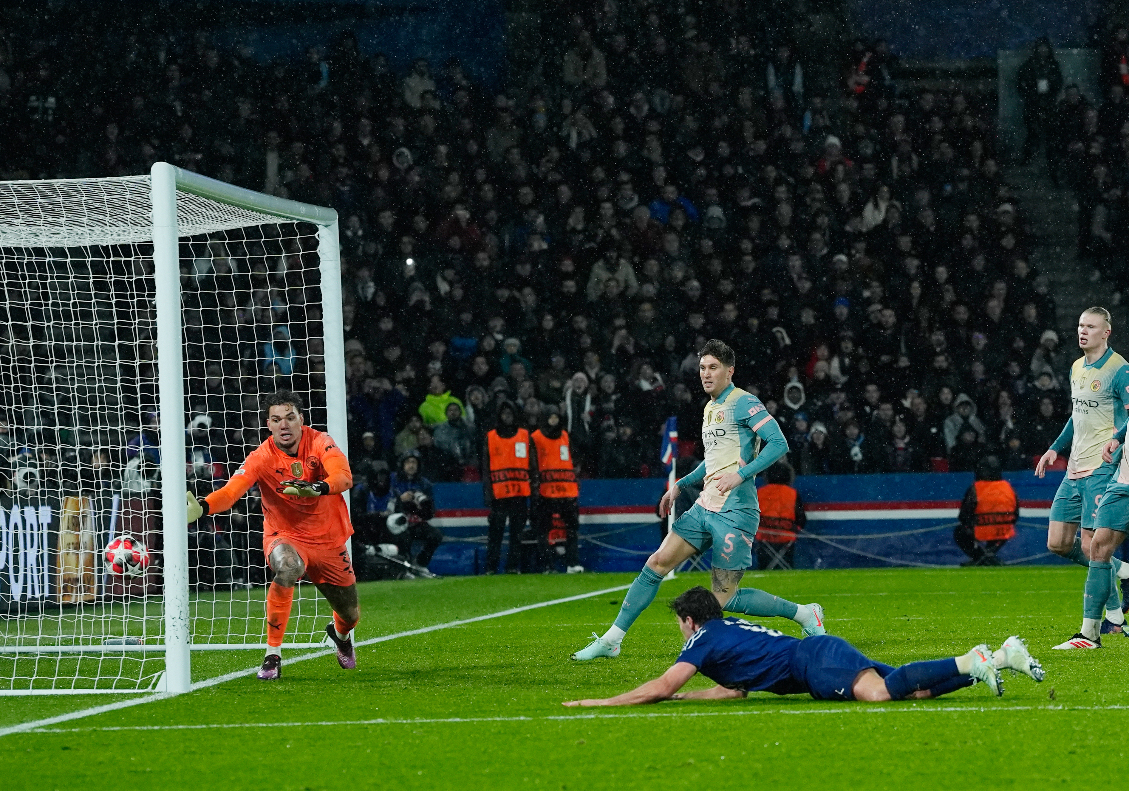 巴黎胜利，圣日耳曼首次邀请欧冠