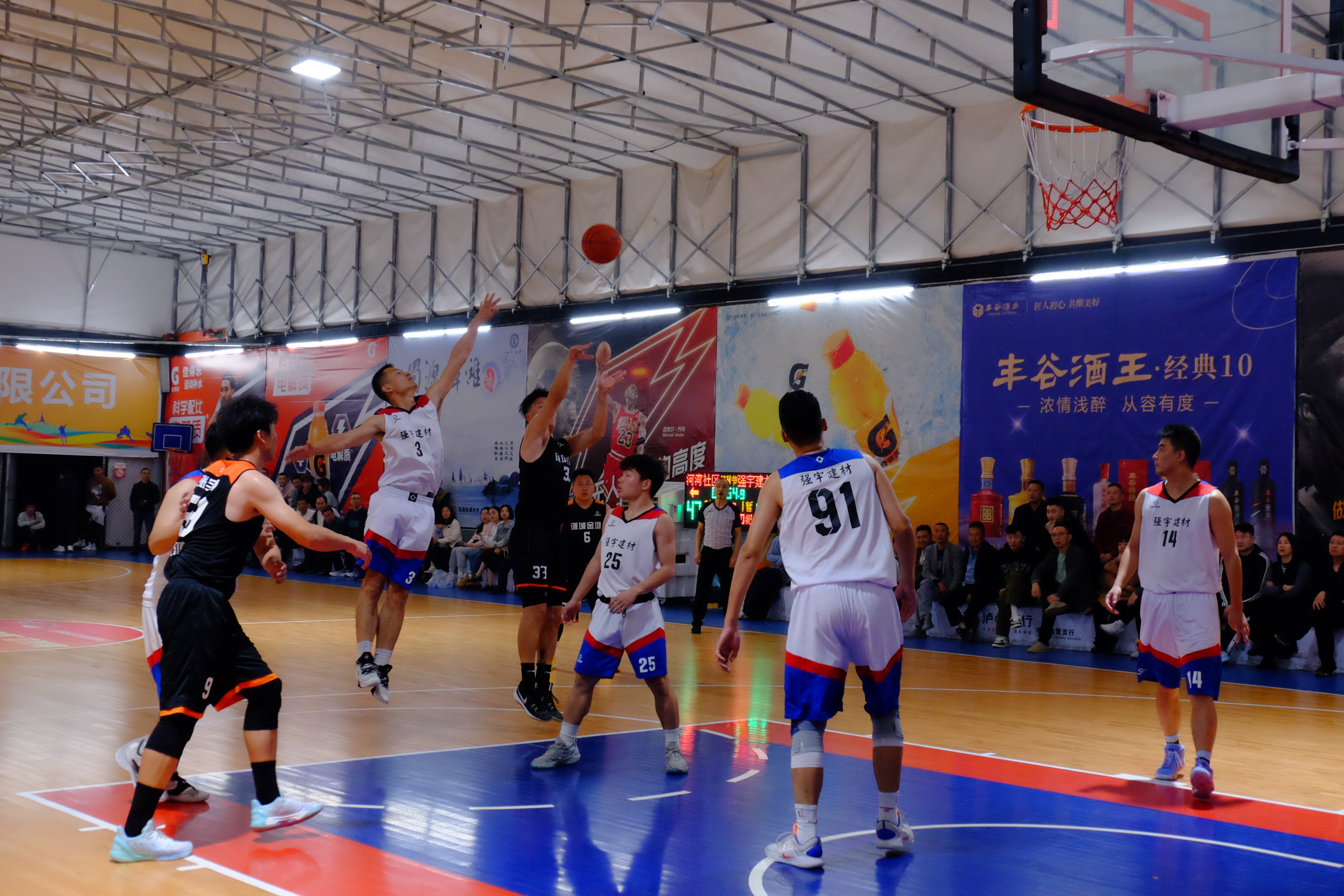 精彩篮球联赛总能吸引众多观众 精彩篮球联赛总能吸引众多观众