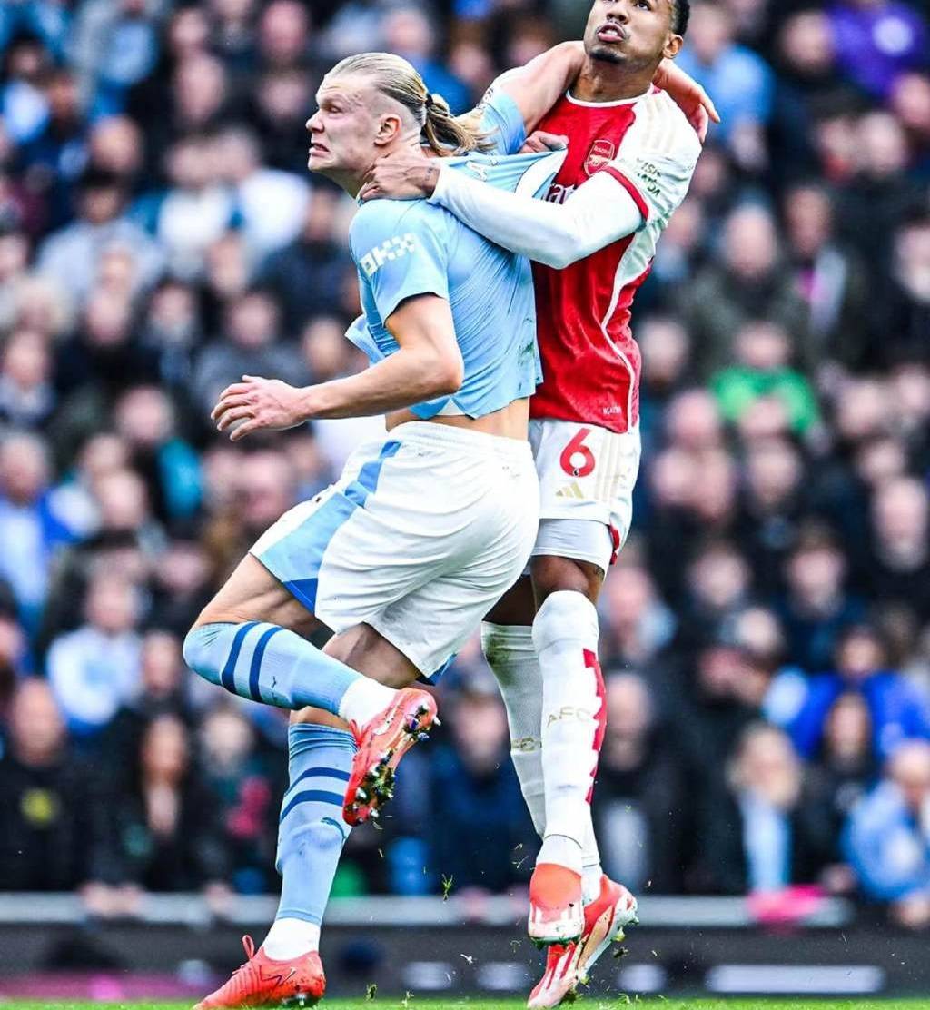 曼城迎战阿贾克斯的激烈碰撞 曼城迎战阿贾克斯的激烈碰撞