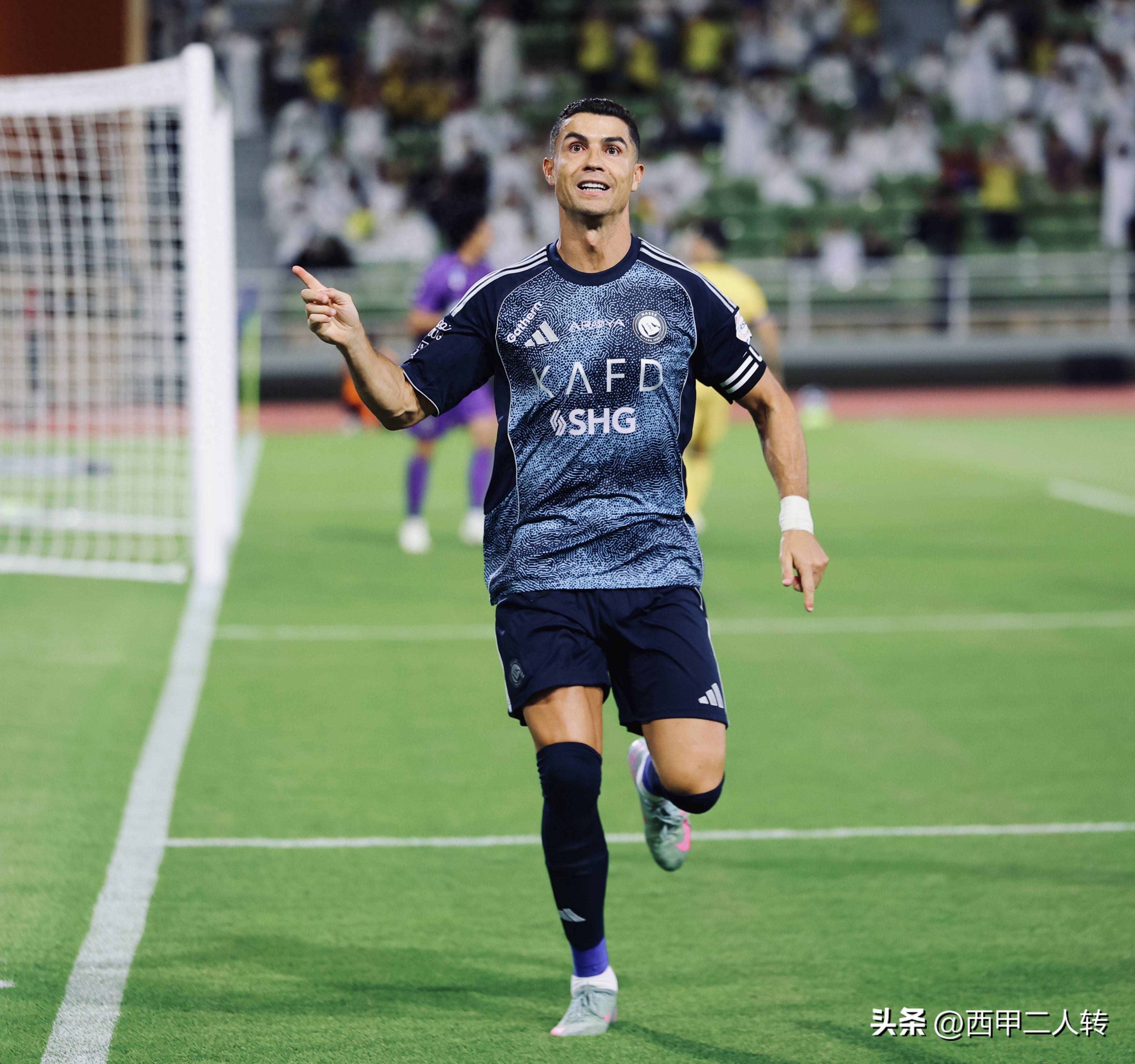 包含C罗连续5场比赛破门，领跑射手榜成焦点人物的词条