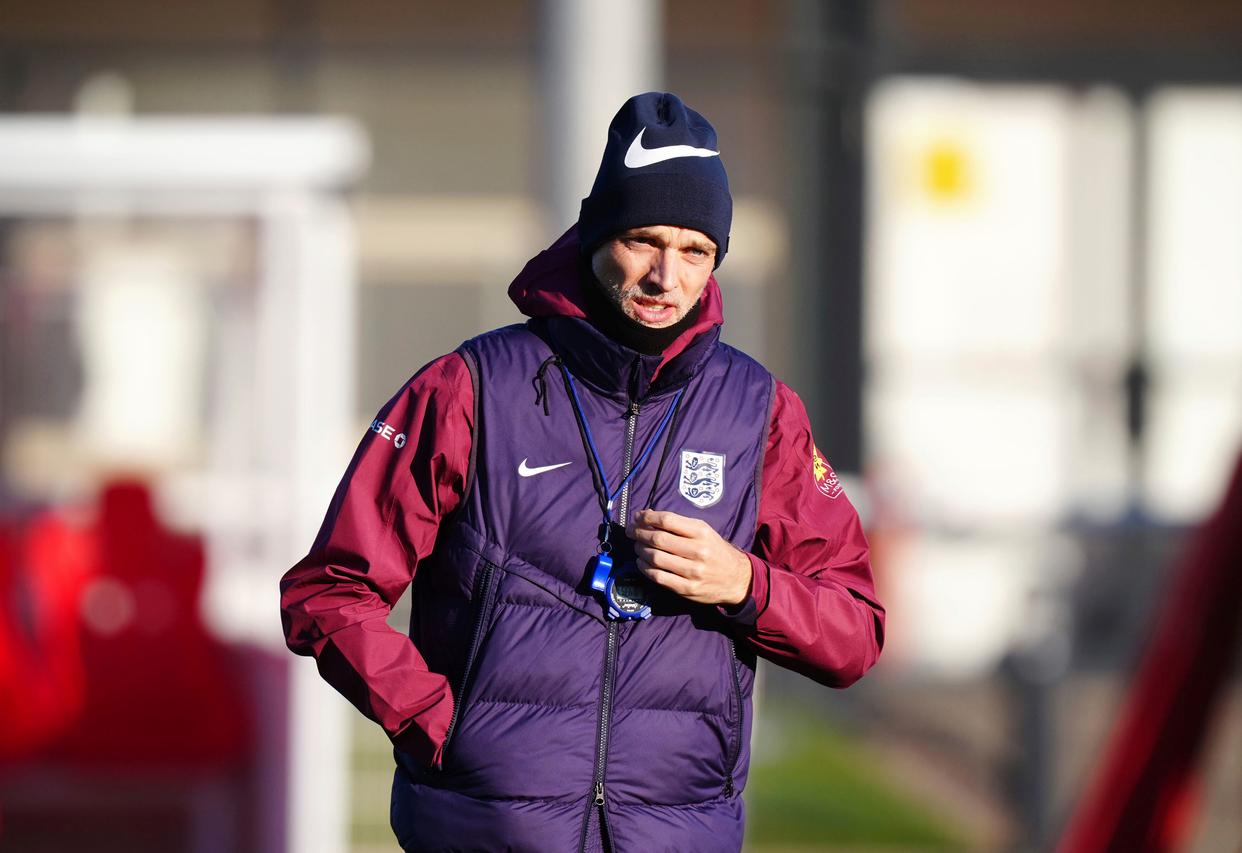 英格兰队在比赛中继续领先，稳步前行的简单介绍