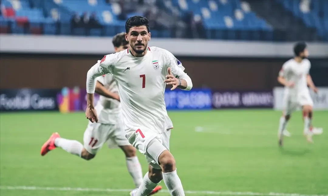 包含伊朗球队备战下一轮比赛，士气高昂的词条