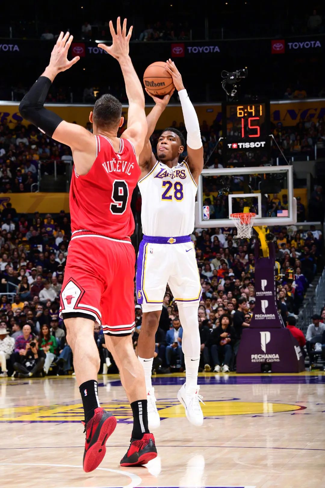 湖人客场逆转小牛晋级西决，詹姆斯关键篮板力保胜局的简单介绍