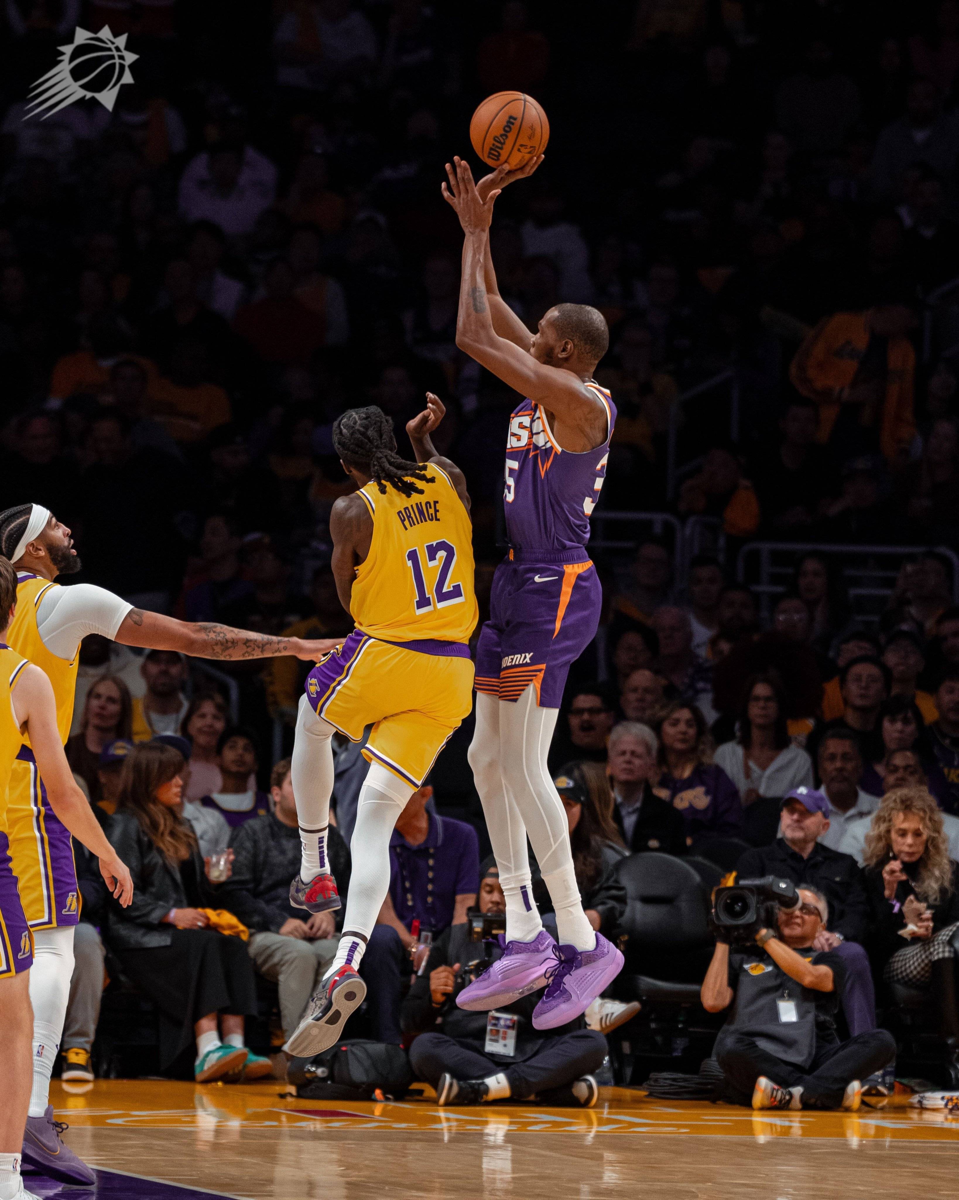 湖人客场逆转小牛晋级西决，詹姆斯关键篮板力保胜局的简单介绍