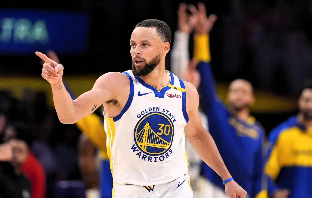 勇士大胜掘金，完美收官