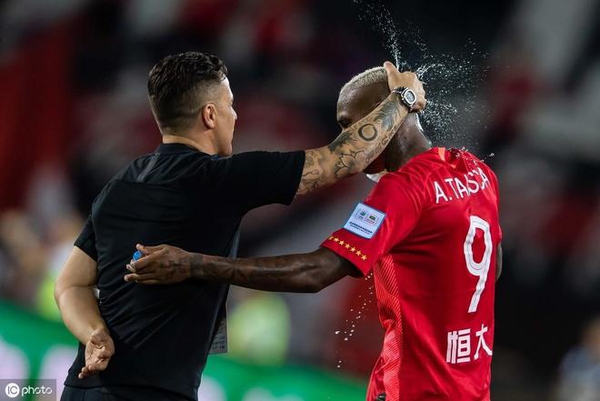 关于双方实力悬殊，上演精彩对决的信息