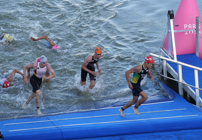 冬季铁人三项比赛中法国选手称霸