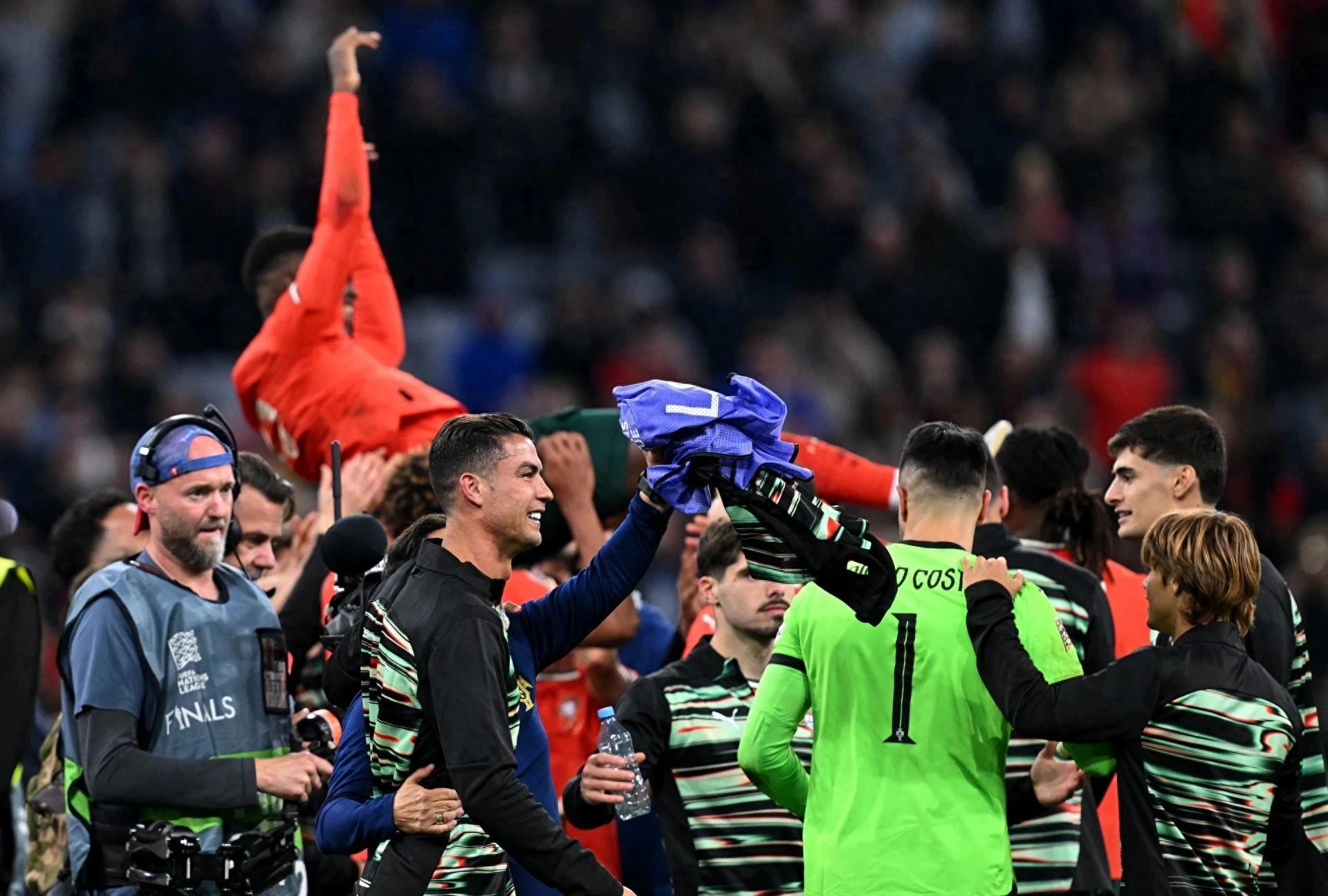 包含葡萄牙神锋再度爆发，带领球队走向胜利的词条