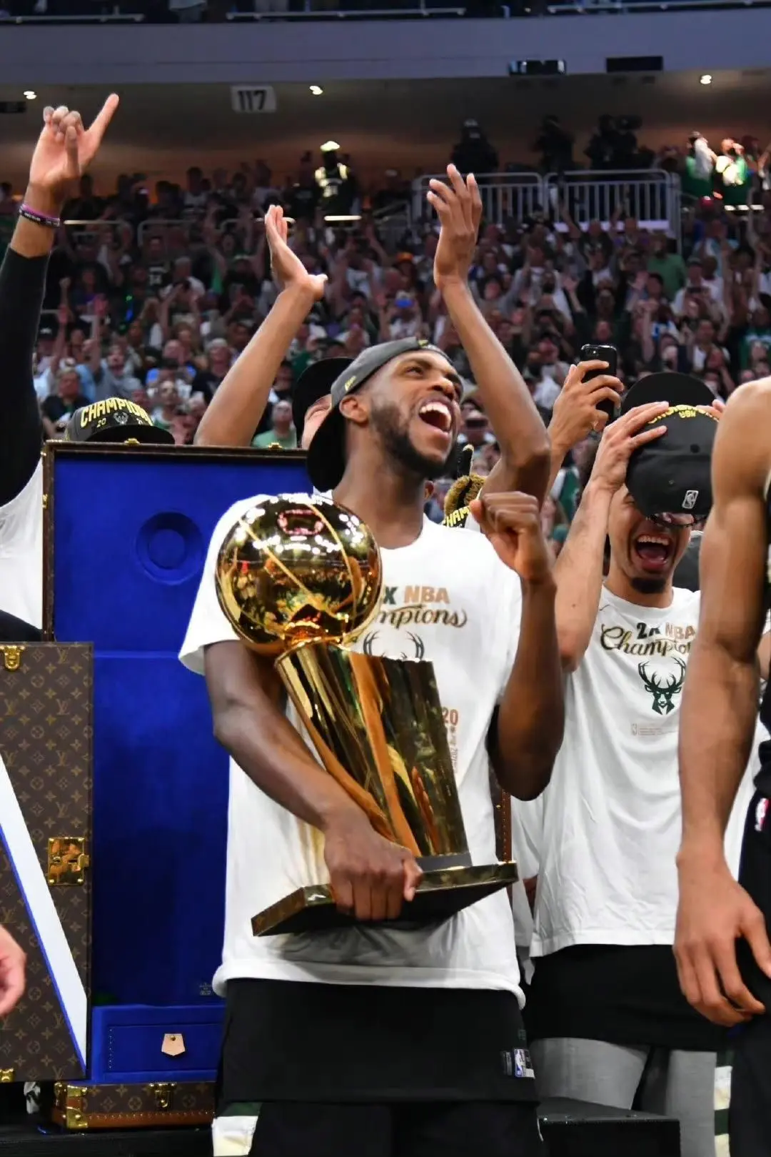 雄鹿主场击败魔术，米德尔顿独得27分