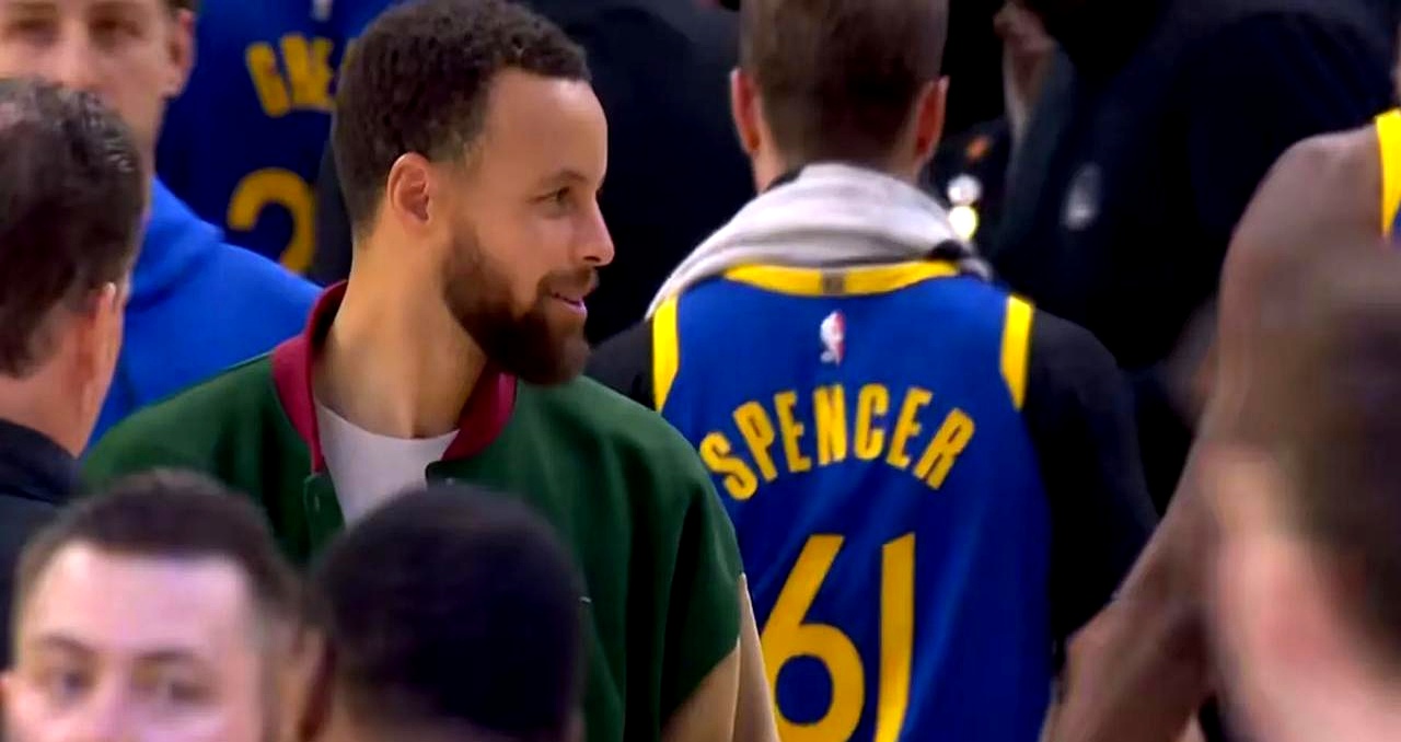 勇士击败湖人，豪取胜利