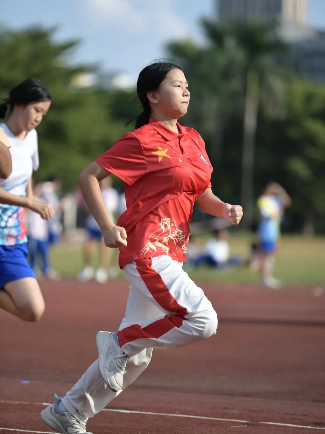 运动员勇挑重担，不畏强手敢于争先