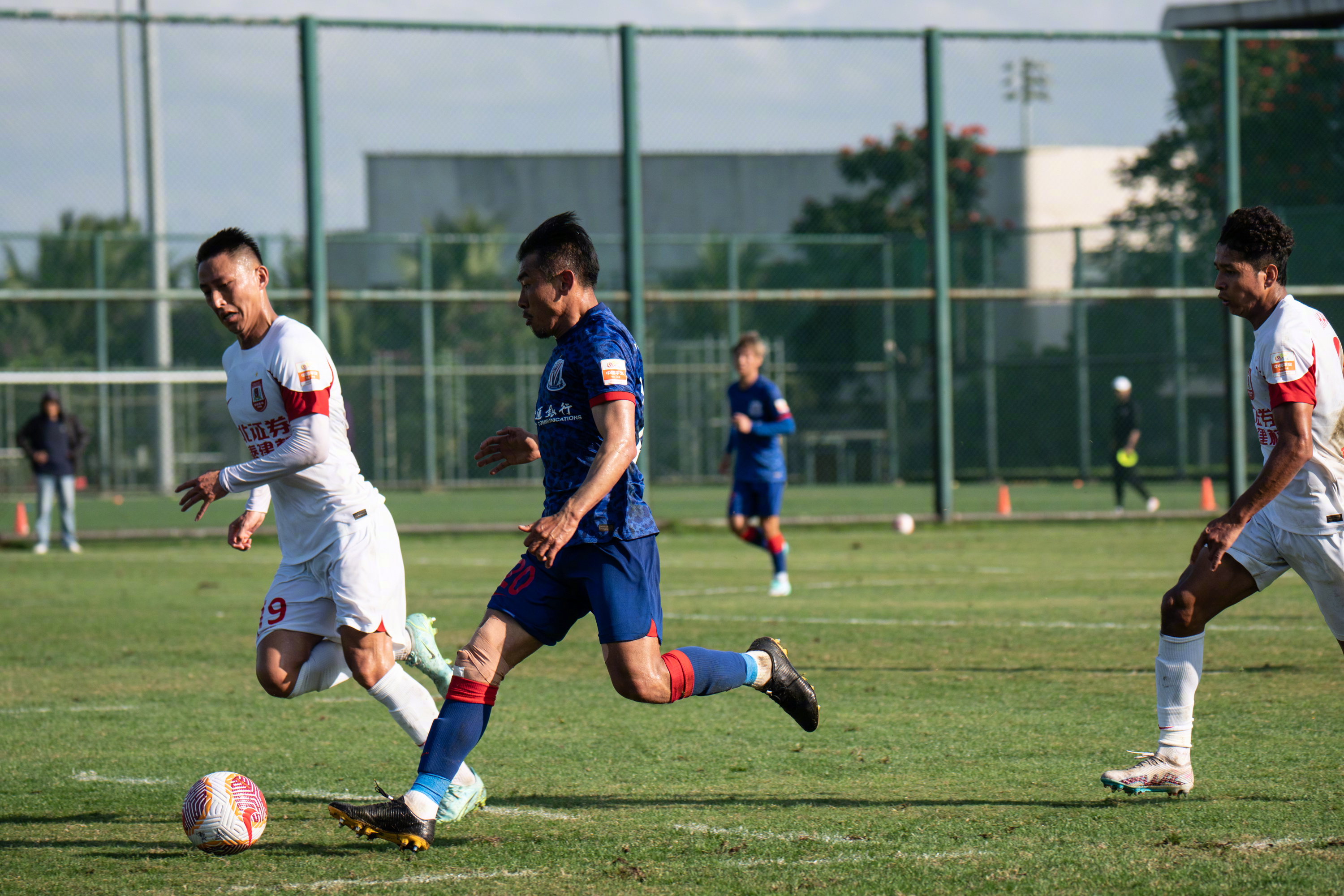 包含赛场氛围热力四射，球员士气高涨的词条