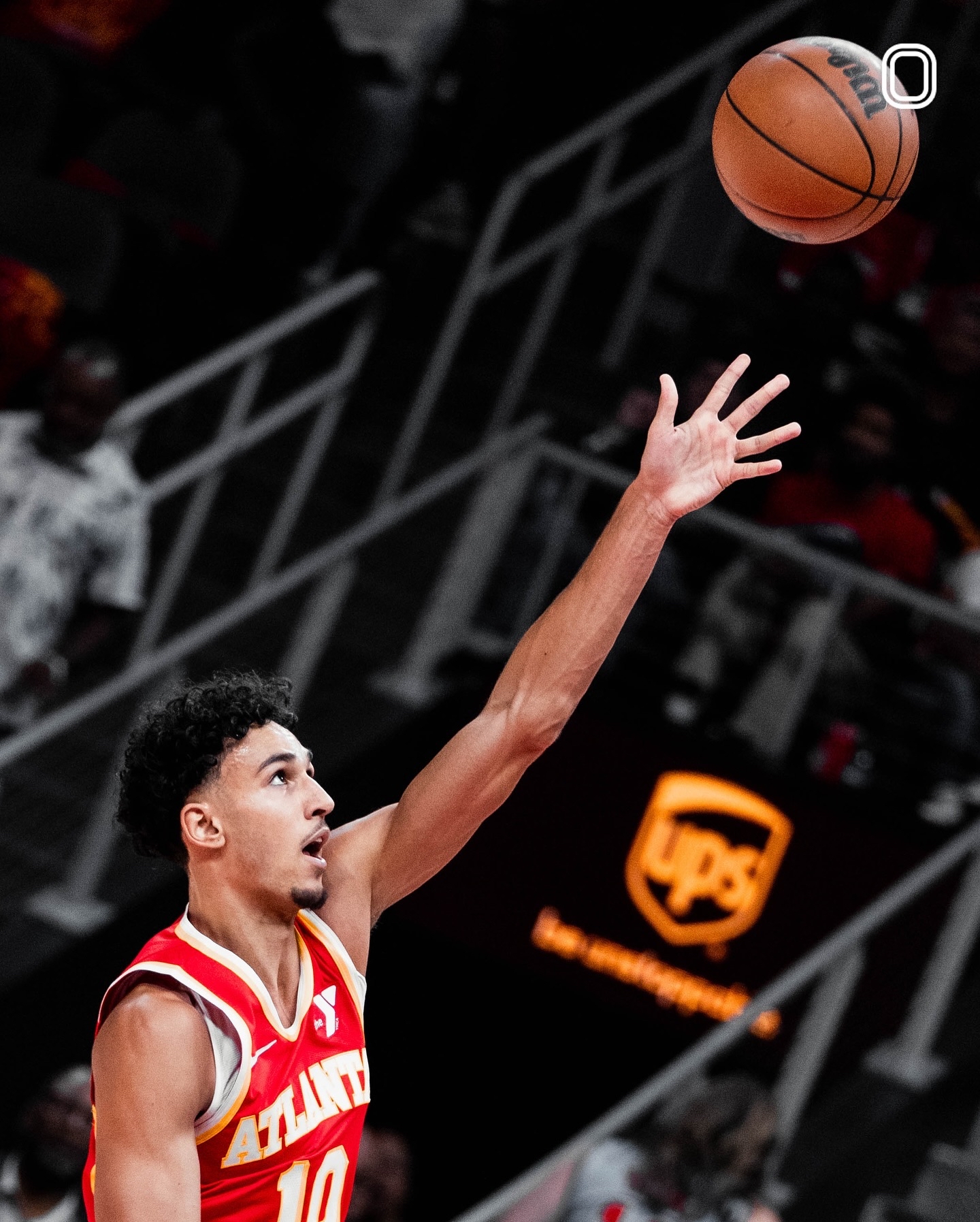 老鹰队球员特雷-杨砍下三双惊艳全场的简单介绍